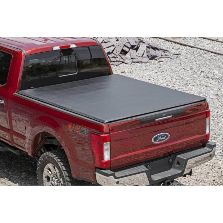 Închidere de Benă Tip Prelată, Rough Country Tri-Fold, Ford F-250 / F-350 Lungime Benă 6.9 Feet 2014 - Prezent - EDK.ro