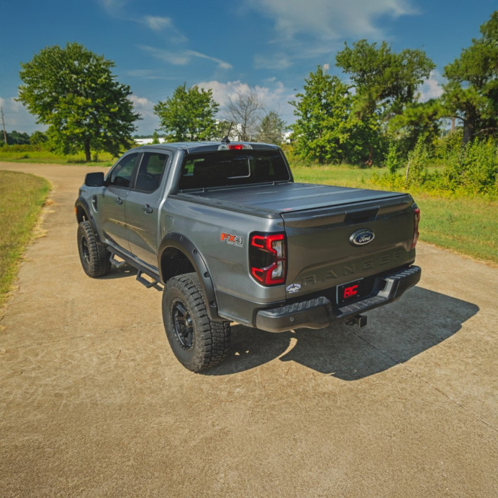 Închidere de Benă Tip Capac, Rough Country Tri-Fold, Ford Ranger Cabină Dublă 2023 - Prezent - EDK.ro
