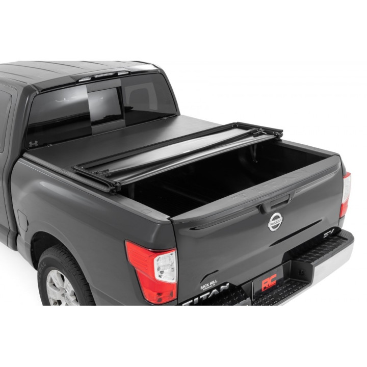 Închidere de Benă Tip Prelată, Rough Country Tri-Fold, Nissan Titan Lungime Benă 5.7 Feet 2014 - 2024 - EDK.ro