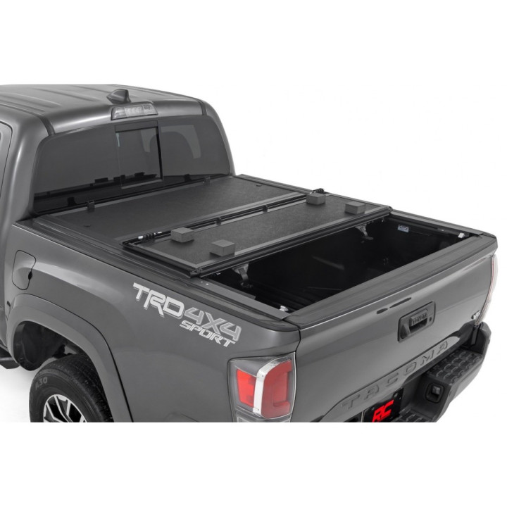 Închidere de Benă Tip Capac, Rough Country Tri-Fold, Toyota Tacoma Lungime Benă 6.0 Feet 2016 - 2023 - EDK.ro