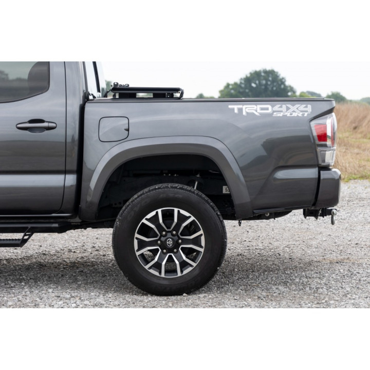 Închidere de Benă Tip Capac, Rough Country Tri-Fold, Toyota Tacoma Lungime Benă 5.0 Feet 2016 - 2023 - EDK.ro