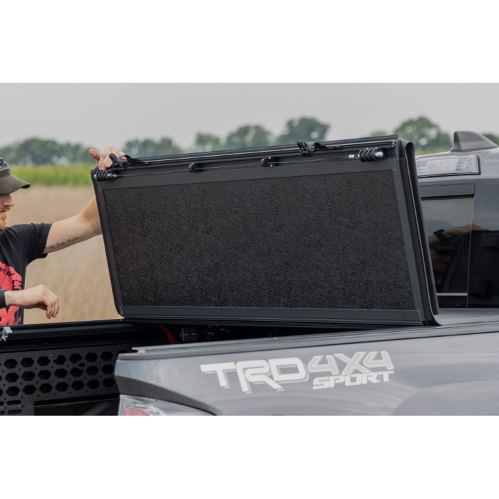 Închidere de Benă Tip Capac, Rough Country Tri-Fold, Toyota Tacoma Lungime Benă 5.0 Feet 2016 - 2023 - EDK.ro