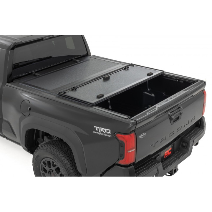 Închidere de Benă Tip Capac, Rough Country Tri-Fold, Toyota Tacoma Lungime Benă 6.0 Feet 2014 - Prezent - EDK.ro