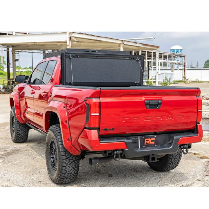 Închidere de Benă Tip Capac, Rough Country Tri-Fold, Toyota Tacoma Lungime Benă 5.0 Feet 2014 - Prezent - EDK.ro