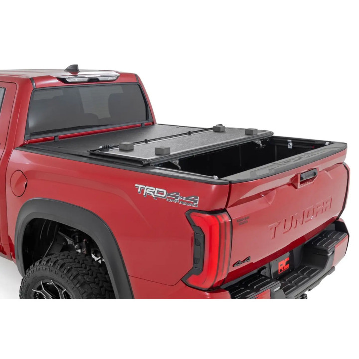 Închidere de Benă Tip Capac, Rough Country Tri-Fold, Chevrolet Colorado / GMC Canyon Lungime Benă 5.7 Feet 2014 - 2102 - EDK.ro
