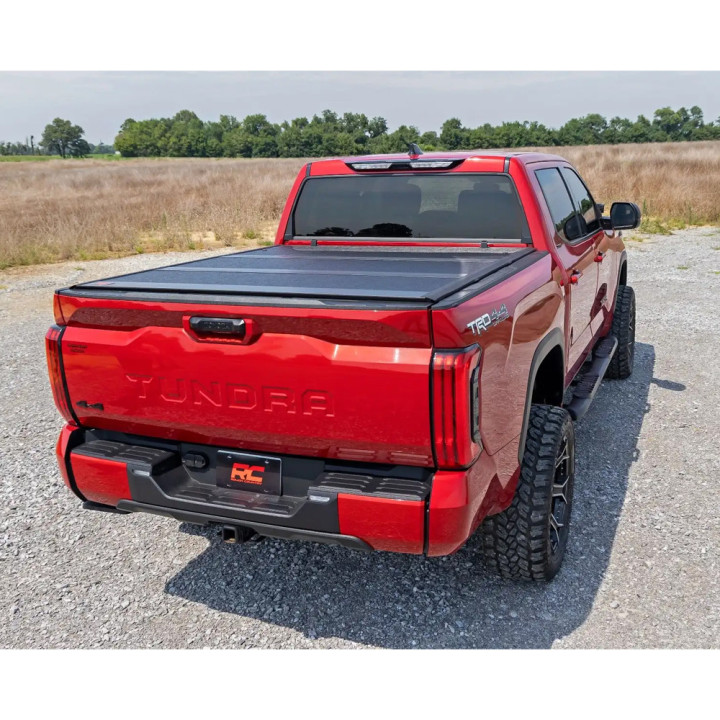 Închidere de Benă Tip Capac, Rough Country Tri-Fold, Toyota Tundra Lungime Benă 5.7 Feet 2014 - Prezent - EDK.ro