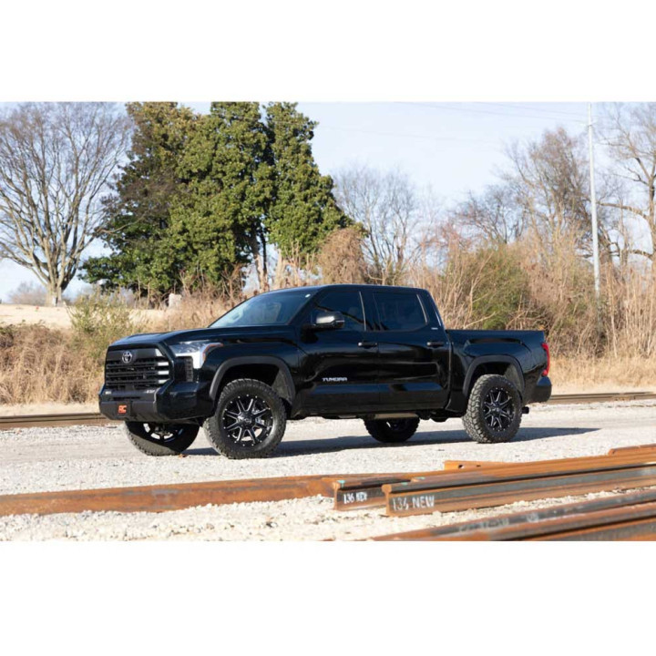 Kit de Nivelare pentru Ridicare, Rough Country Lift 1.75 Inch, Toyota Tundra 2022 - Prezent - EDK.ro